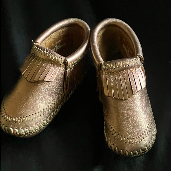 Infant MINNETONKA Rose Gold Leather Fringe Moccasins - Picture 1 of 6